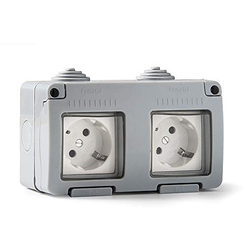 FAMATEL - Base doble  Zócalo irrompible  Serie Jardín |  IP55 |  Protección infantil  Este enchufe es resistente al agua  Fácil de instalar este producto.  Aluminio |  Gris