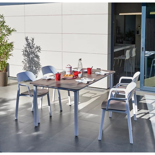Conjunto de muebles de exterior de resina Noa para 4 personas